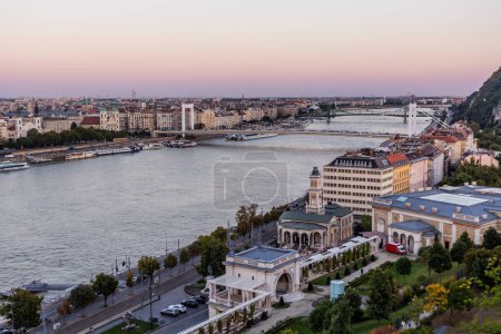 Téléchargez les photos : Vue du soir sur le Danube avec le pont caché Erzsebet à Budapest, Hongrie - en image libre de droit