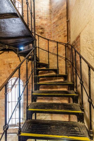 Téléchargez les photos : BUDAPEST, HONGRIE - 8 SEPTEMBRE 2021 : Escaliers menant à la coupole de la basilique Saint-Étienne à Budapest, Hongrie - en image libre de droit