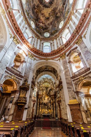 Téléchargez les photos : VIENNE, AUTRICHE - 9 SEPTEMBRE 2021 : Intérieur de Karlskirche (église Saint-Charles) à Vienne, Autriche - en image libre de droit