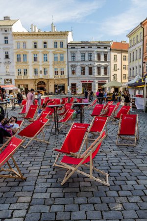 Foto de OLOMOUC, CZECHIA - 10 de septiembre de 2021: Asientos en la plaza Horni namesti en Olomouc, República Checa - Imagen libre de derechos
