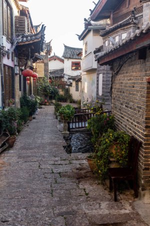 Foto de Callejón estrecho en el casco antiguo de Lijiang, provincia de Yunnan, China - Imagen libre de derechos