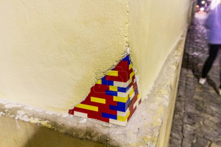 Foto de OLOMOUC, CZECHIA - 10 DE SEPTIEMBRE DE 2021: Casa dañada en Olomouc completada con ladrillos de Lego, República Checa - Imagen libre de derechos