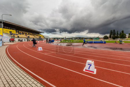 Foto de PLZEN, CZECHIA - 28 de agosto de 2021: Estadio atlético en Plzen (Pilsen), República Checa - Imagen libre de derechos