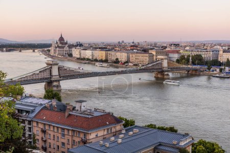 Foto de Vista nocturna del río Danubio con el puente Szechenyi Lanchid y el edificio del Parlamento húngaro en Budapest, Hungría - Imagen libre de derechos