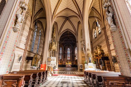 Téléchargez les photos : OLOMOUC, CZECHIE - 10 SEPTEMBRE 2021 : Intérieur de la cathédrale Saint-Venceslas d'Olomouc, République tchèque - en image libre de droit