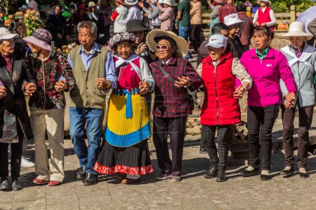 Téléchargez les photos : LIJIANG, CHINE - 8 NOVEMBRE 2019 : La population locale danse dans la vieille ville de Lijiang, province du Yunnan, Chine - en image libre de droit