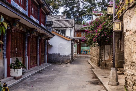 Téléchargez les photos : Ruelle dans la ville antique de Dali, province du Yunnan, Chine - en image libre de droit