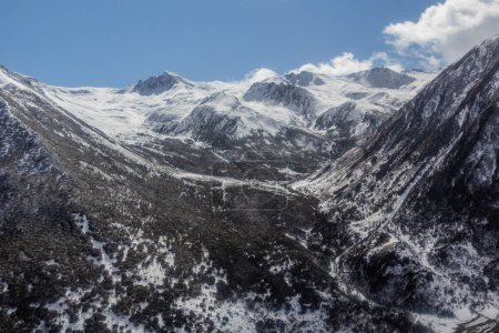 Foto de Picos cubiertos de nieve cerca de la ciudad de Siguniangshan en la provincia de Sichuan, China - Imagen libre de derechos