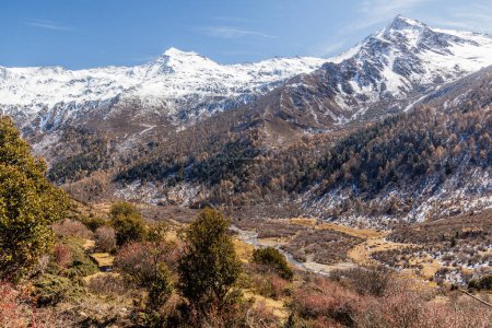 Téléchargez les photos : Vallée de Haizi près de la montagne Siguniang dans la province du Sichuan, Chine - en image libre de droit