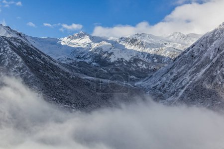 Téléchargez les photos : Pics enneigés près de Siguniangshan ville dans la province du Sichuan, Chine - en image libre de droit