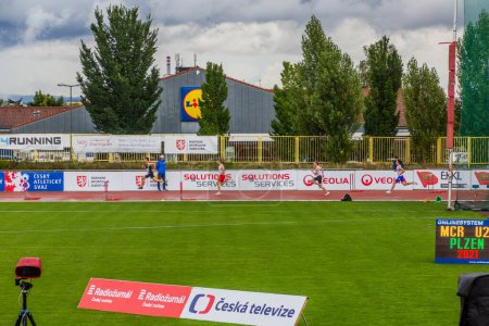 Foto de PLZEN, CZECHIA - 28 de agosto de 2021: Corredores de vallas en el Campeonato Checo de Atletismo de menos de 22 años en el Estadio Atlético de Plzen (Pilsen), República Checa - Imagen libre de derechos