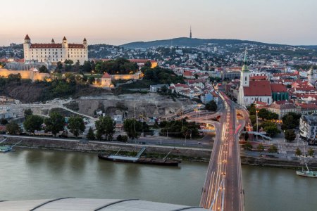 Foto de Vista aérea del castillo y el casco antiguo de Bratislava, capital de Eslovaquia - Imagen libre de derechos