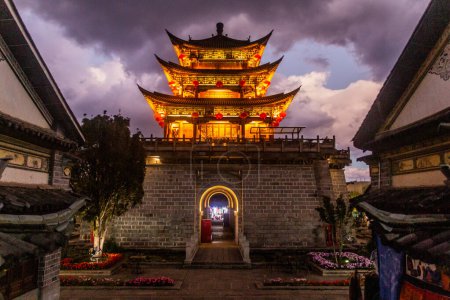 Téléchargez les photos : Vue du soir de la tour Wuhua dans la ville antique de Dali, province du Yunnan, Chine - en image libre de droit