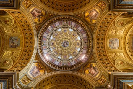 Téléchargez les photos : BUDAPEST, HONGRIE - 8 SEPTEMBRE 2021 : Plafond de la basilique Saint-Étienne à Budapest, Hongrie - en image libre de droit
