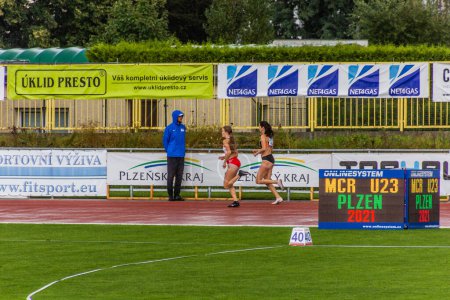 Foto de PLZEN, CZECHIA - 28 de agosto de 2021: Corredores en el Campeonato Checo de Atletismo de menos de 22 años en el Estadio Atlético de Plzen (Pilsen), República Checa - Imagen libre de derechos