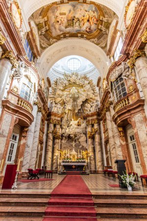 Foto de VIENA, AUSTRIA - 9 DE SEPTIEMBRE DE 2021: Interior de Karlskirche (Iglesia de San Carlos) en Viena, Austria - Imagen libre de derechos