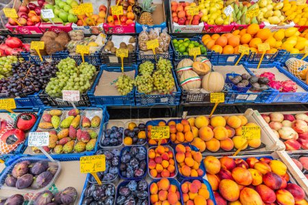 Téléchargez les photos : Fruits à vendre au marché Naschmarkt à Vienne, Autriche - en image libre de droit