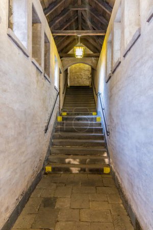 Téléchargez les photos : BRNO, CZECHIE - 5 SEPTEMBRE 2021 : Corridor et escaliers dans le château de Spilberk à Brno, République tchèque - en image libre de droit
