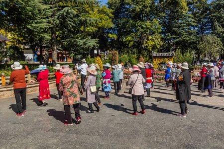 Téléchargez les photos : LIJIANG, CHINE - 8 NOVEMBRE 2019 : La population locale danse dans la vieille ville de Lijiang, province du Yunnan, Chine - en image libre de droit