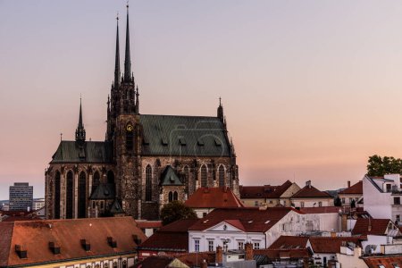 Foto de Skyline de noche de la ciudad de Brno con la catedral de San Pedro y Pablo, República Checa - Imagen libre de derechos