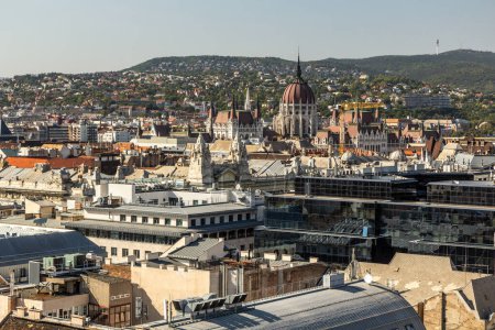 Téléchargez les photos : Vue aérienne de Budapest depuis la coupole de la basilique Saint-Étienne, Hongrie. Bâtiment du Parlement visible. - en image libre de droit
