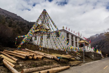 Foto de Monasterio de Lama en el valle de Changping cerca de la montaña Siguniang en la provincia de Sichuan, China - Imagen libre de derechos