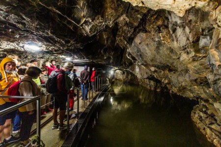 Foto de PUNKEVNI JESKYNE, CZECHIA - 6 de septiembre de 2021: Turistas en la cueva de Punkevni jeskyne, República Checa - Imagen libre de derechos