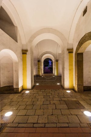 Téléchargez les photos : Vue de nuit de la porte Terezska brana à Olomouc, République tchèque - en image libre de droit