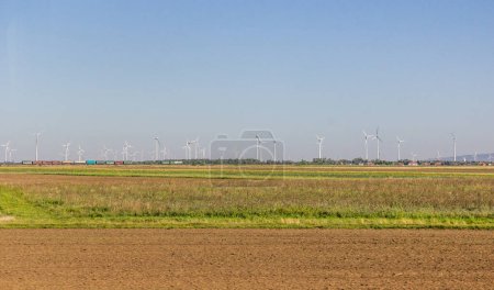 Téléchargez les photos : Centrales éoliennes près de Vienne, Autriche - en image libre de droit