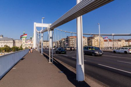 Téléchargez les photos : BUDAPEST, HONGRIE - 8 SEPTEMBRE 2021 : Pont caché Erzsebet à Budapest, Hongrie - en image libre de droit