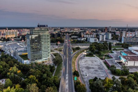 Foto de BRATISLAVA, ESLOVAQUIA - 7 DE SEPTIEMBRE DE 2021: Vista aérea del distrito de Petrzalka en Bratislava, Eslovaquia - Imagen libre de derechos