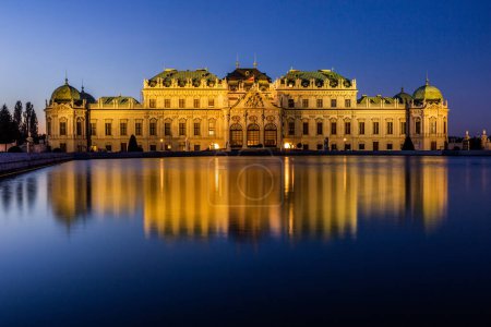 Foto de Vista nocturna del palacio del Belvedere Superior en Viena, Austria - Imagen libre de derechos