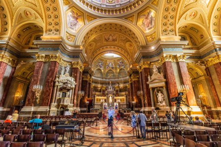 Foto de BUDAPEST, HUNGRÍA - 8 de septiembre de 2021: Interior de la Basílica de San Esteban en Budapest, Hungría - Imagen libre de derechos