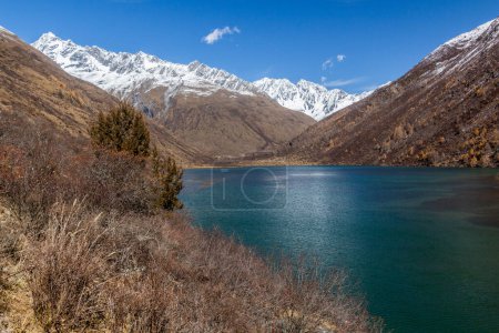 Téléchargez les photos : Lac Dahaizi dans la vallée de Haizi près de la montagne Siguniang dans la province du Sichuan, en Chine - en image libre de droit