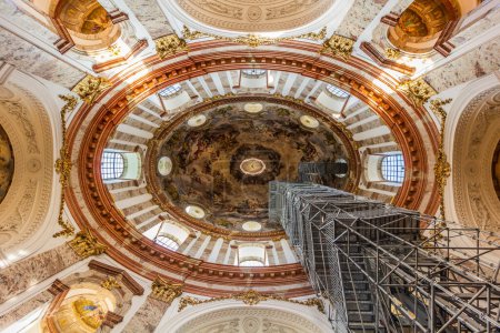 Téléchargez les photos : VIENNE, AUTRICHE - 9 SEPTEMBRE 2021 : Dôme de la Karlskirche (église Saint-Charles) à Vienne, Autriche - en image libre de droit