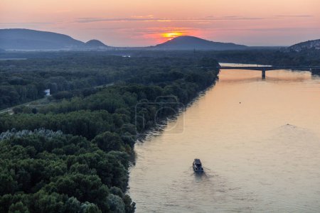 Téléchargez les photos : Coucher de soleil sur le Danube à Bratislava, Slovaquie - en image libre de droit
