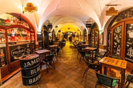 Foto de OLOMOUC, CZECHIA - 10 de septiembre de 2021: Varios bares y pubs en Masne kramy house en Olomouc, República Checa - Imagen libre de derechos
