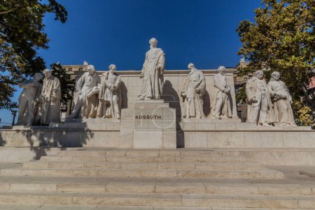 Foto de BUDAPEST, HUNGRÍA - 8 de septiembre de 2021: Monumento a Kossuth en Budapest, Hungría - Imagen libre de derechos