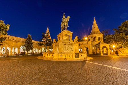 Téléchargez les photos : Vue du soir du monument Saint Stephen au Bastion des Pêcheurs au château de Buda à Budapest, Hongrie - en image libre de droit