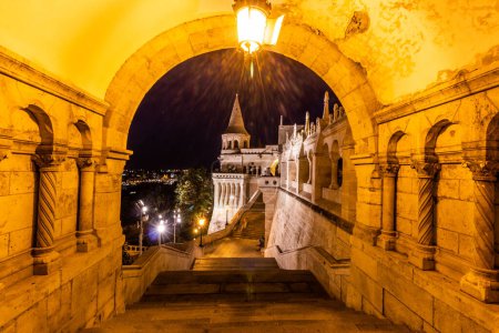 Foto de Vista nocturna del Bastión de Pescadores en el castillo de Buda en Budapest, Hungría - Imagen libre de derechos