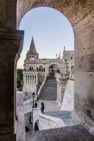 Téléchargez les photos : BUDAPEST, HONGRIE - 8 SEPTEMBRE 2021 : Bastion des pêcheurs au château de Buda à Budapest, Hongrie - en image libre de droit