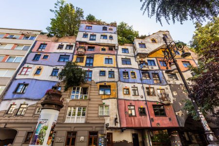 Téléchargez les photos : VIENNE, AUTRICHE - 9 SEPTEMBRE 2021 : Maison Hundertwasser à Vienne, Autriche - en image libre de droit