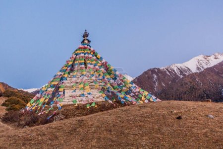 Téléchargez les photos : Stupa avec drapeaux de prière dans la vallée de Haizi près de la montagne Siguniang dans la province du Sichuan, Chine - en image libre de droit