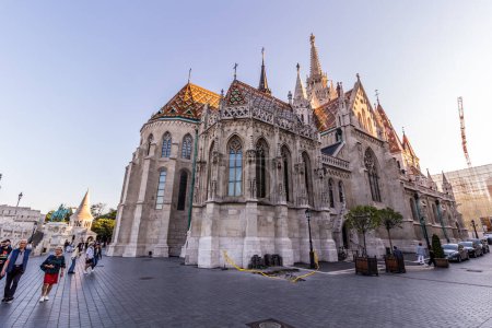 Téléchargez les photos : BUDAPEST, HONGRIE - 8 SEPTEMBRE 2021 : Eglise Matthias au château de Buda à Budapest, Hongrie - en image libre de droit