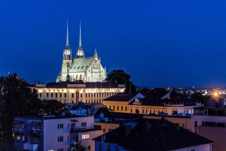 Foto de Skyline nocturno de la ciudad de Brno con la catedral de San Pedro y Pablo, República Checa - Imagen libre de derechos