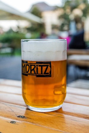 Téléchargez les photos : OLOMOUC, Tchéquie - 10 SEPTEMBRE 2021 : Verre de bière tchèque Moritz à Olomouc, République tchèque - en image libre de droit