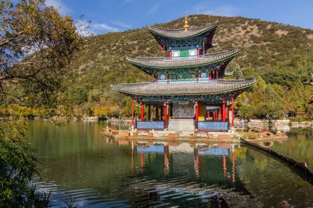 Foto de Cinco Phoenix Pavilion en Black Dragon Pool Park en Lijiang, provincia de Yunnan, China - Imagen libre de derechos
