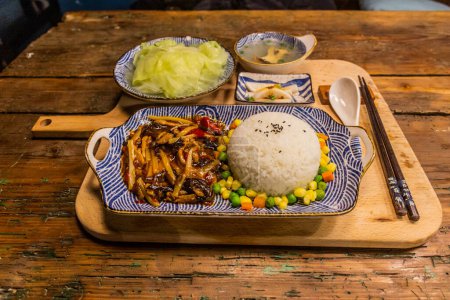 Téléchargez les photos : Repas en Chine - Yuxiang porc râpé, légumes, cornichons, riz et soupe aux champignons - en image libre de droit