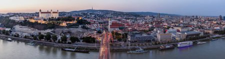 Foto de Panorama del castillo y del casco antiguo de Bratislava, capital de Eslovaquia - Imagen libre de derechos