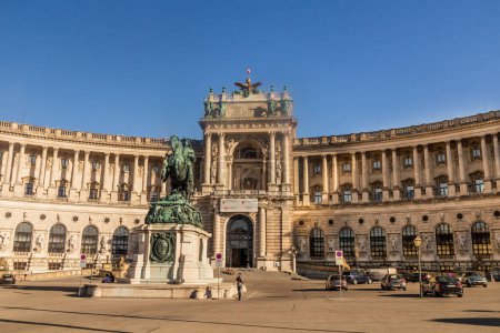 Foto de VIENA, AUSTRIA - 9 DE SEPTIEMBRE DE 2021: Palacio de Hofburg con la estatua del Príncipe Eugenio en Viena, Austria - Imagen libre de derechos